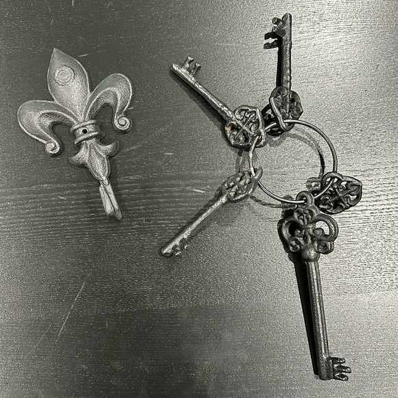Vintage Decorative Iron Key Set with Fleur-De-Lis Hook - Picture 2 of 5